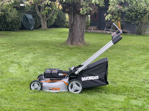 Газонокосилка аккумуляторная WORX самоходная 80В 4Ачх4 51см, с акб и з/у, wg761e, крупный план