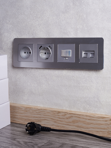 Рамка 4 поста IEK BRITE BR-M42-M-21-K47 алюминий, крупный план