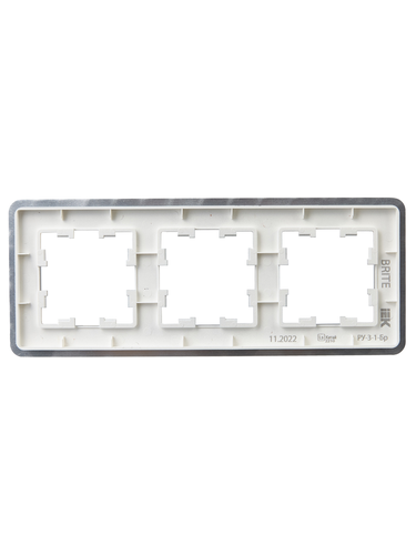 Рамка 3 поста IEK BRITE BR-M32-M-01-K47 алюминий, крупный план