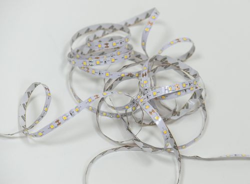 Светодиодная лента IEK SMD 2835 60LED IP20 12В 4,8Вт теплый белый 5 м, изображение