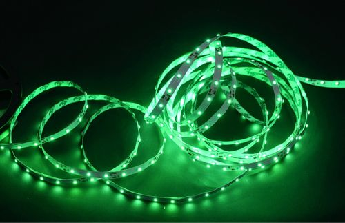 Светодиодная лента IEK SMD 2835 60LED IP20 12В 4,8Вт зеленый 5 м, крупный план