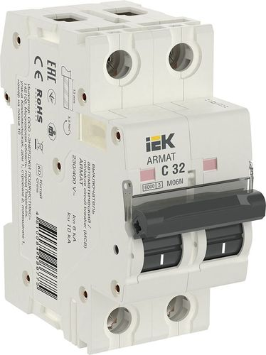 Автоматический выключатель IEK ARMAT M06N 2P C 32А, крупный план