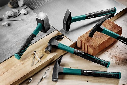 Молоток каменщика KRAFTOOL с фиберглассовой рукояткой 600 г, крупный план