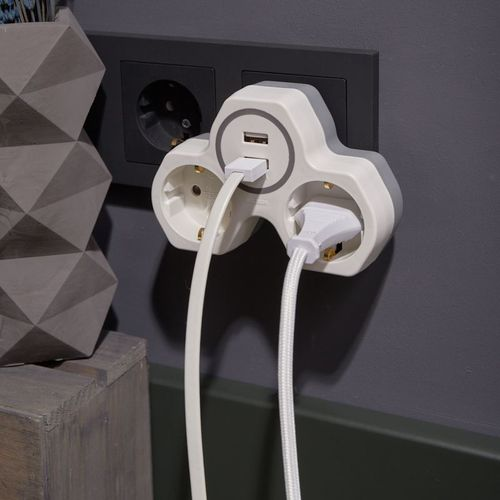 Двойник+2 USB порта REXANT белый, крупный план