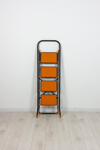 Стремянка Tiger 4 ступени стальная 46.5x85.9x122 см, крупный план