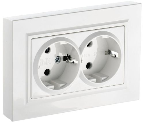 Розетка электрическая IEK BRITE BR-R24-16-K01-F белый, крупный план