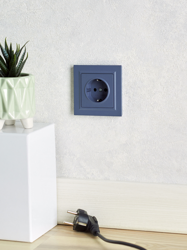 Розетка электрическая IEK BRITE BR-R11-16-K35 маренго, крупный план