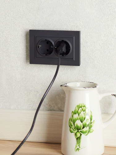 Розетка электрическая IEK BRITE BR-R24-16-K53-F графит, крупный план