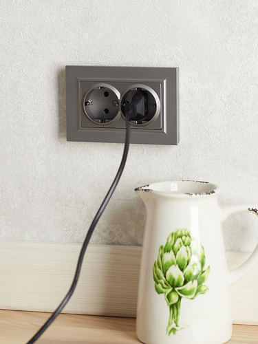 Розетка электрическая IEK BRITE BR-R24-16-K46-F сталь, крупный план