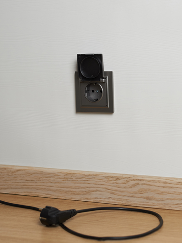 Розетка электрическая IEK BRITE BR-R16-16-44-K46 сталь, крупный план