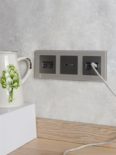Розетка USB Type-A+C 1 пост IEK BRITE сталь, крупный план