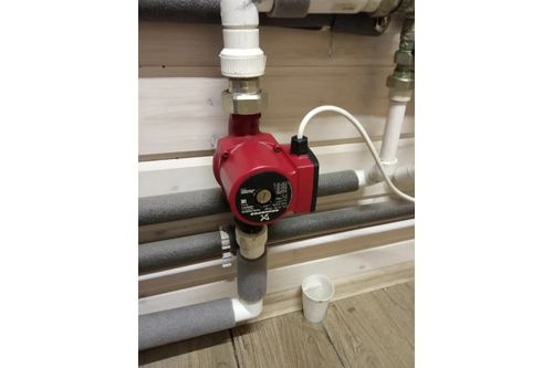 Циркуляционный насос GRUNDFOS UPS25-40 чугун красный, крупный план