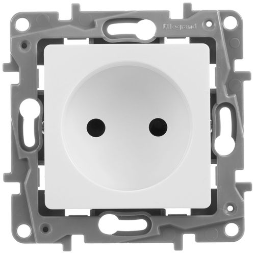 Розетка электрическая Legrand Etika 672234 белый, крупный план