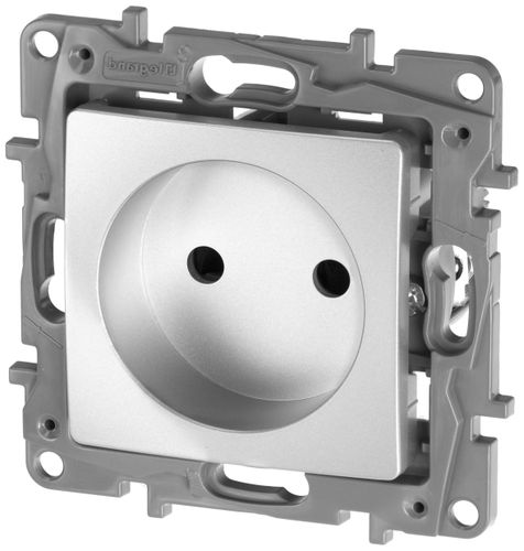 Розетка электрическая Legrand Etika 672434 алюминий, крупный план