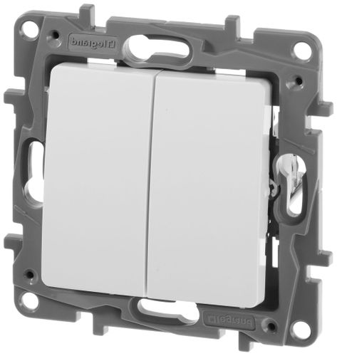 Переключатель 2-клавишный Legrand Etika 672212 белый, крупный план