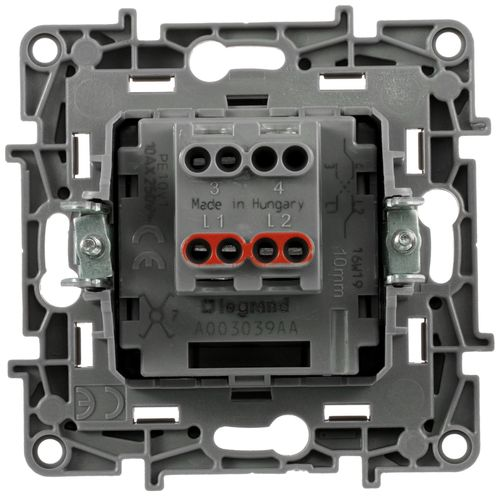 Переключатель 1-клавишный Legrand Etika 672409 алюминий, крупный план
