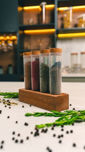 Набор для специй Sugar&Spice Rosemary 4 шт. на деревянной подставке, изображение