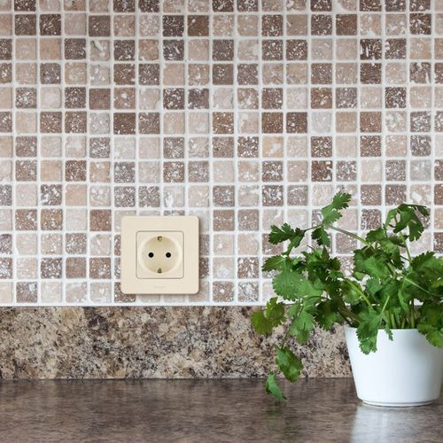 Розетка электрическая Legrand Inspiria 673721 слоновая кость, крупный план