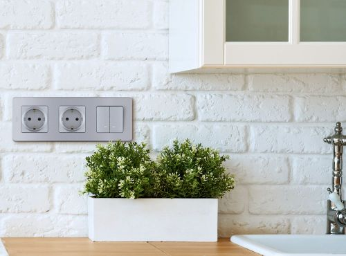 Розетка электрическая Legrand Inspiria 673732 алюминий, крупный план