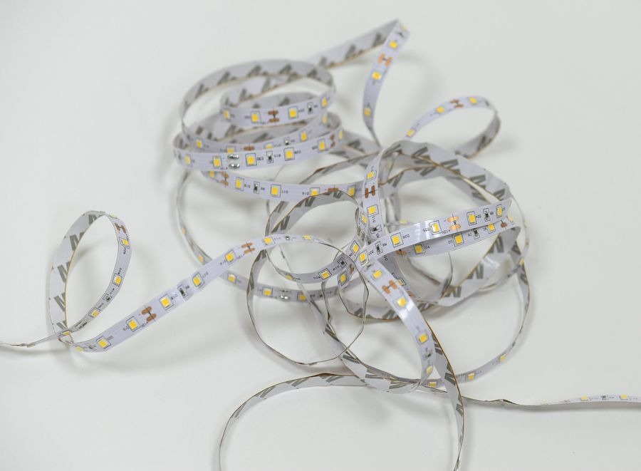 Светодиодная лента IEK SMD 2835 60LED IP20 12В 4,8Вт теплый белый 5 м, предпросмотр